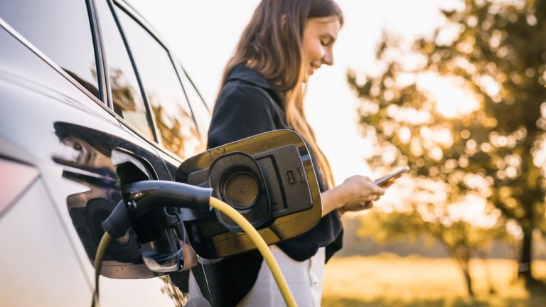 "Revolutionizing Energy Management with Vehicle-to-Grid (V2G) Technology"