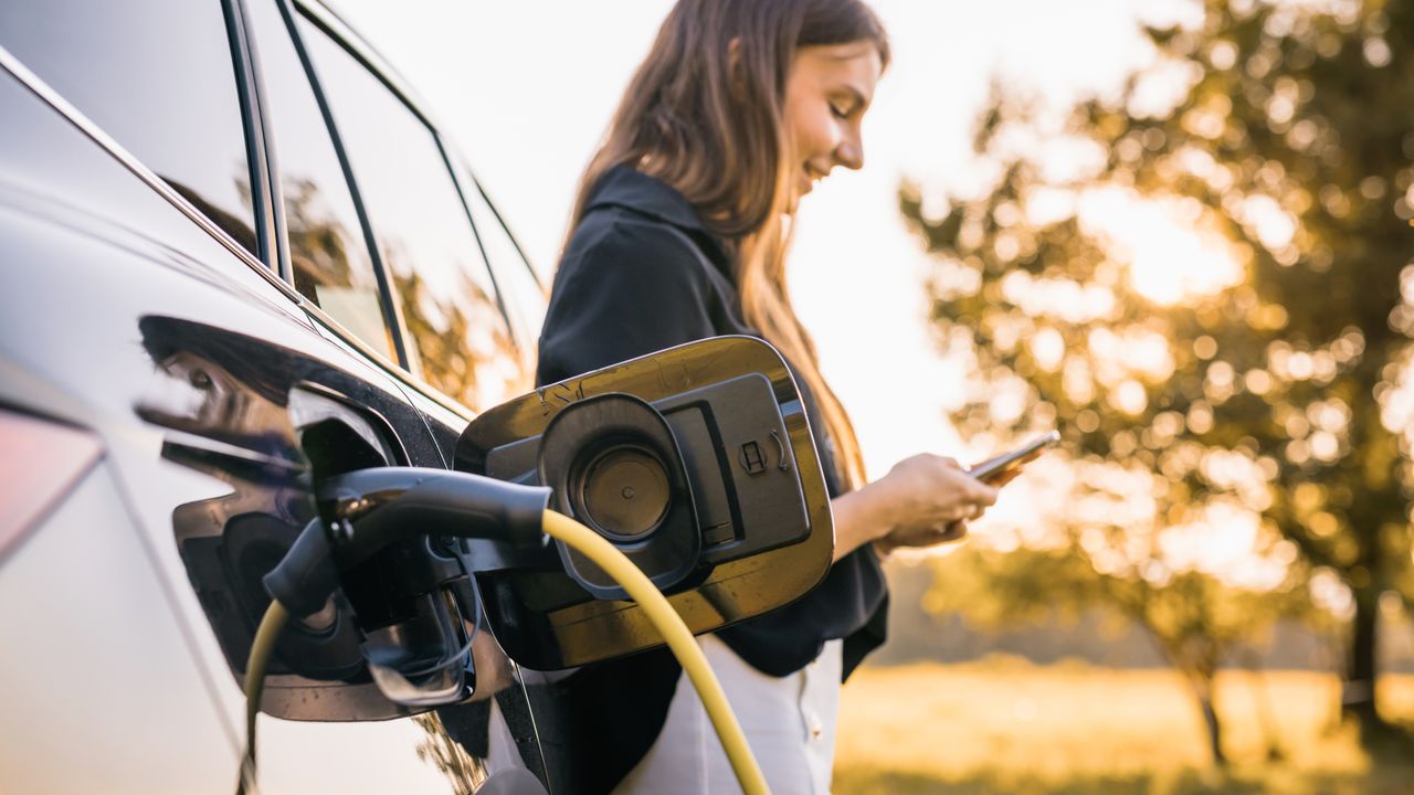 "Revolutionizing Energy Management with Vehicle-to-Grid (V2G) Technology"