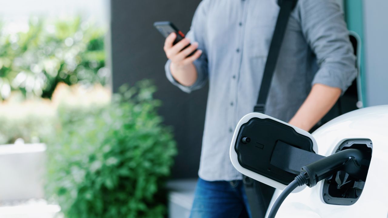 "Maximizing EV Charging: Scheduling & Reliability During Peak Hours"