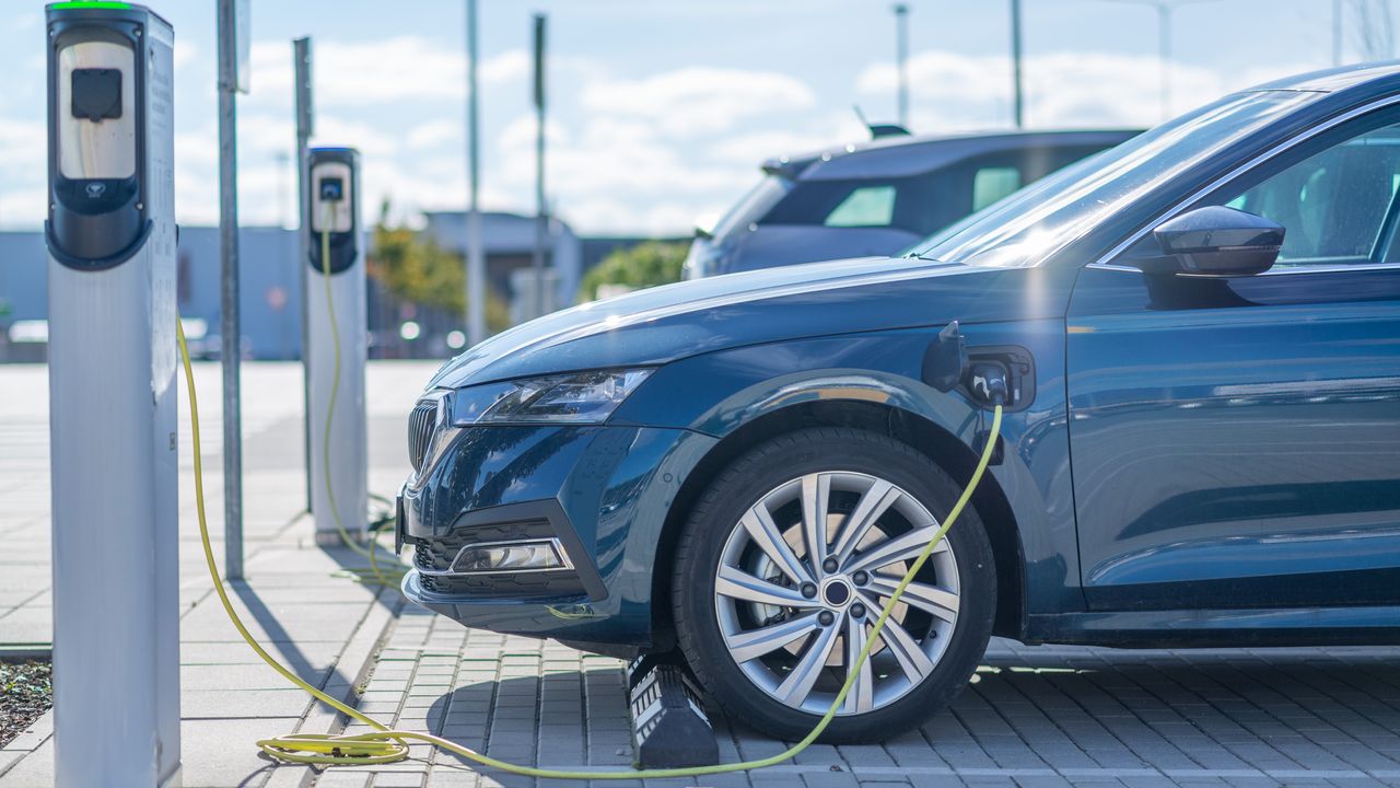 "Optimizing EV Charging Stations: API, Uptime, and Reporting"